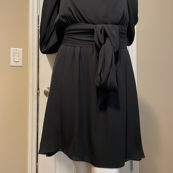 ALICE + OLIVIA BLACK SILK ABOVE THE KNEE COLD SHOULDER OPEN BACK DRESS size M - Picture 7 of 12